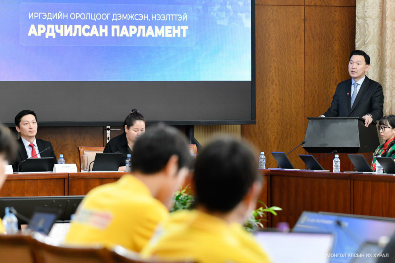 “Парламентын боловсрол” хөтөлбөрт оролцогчдын санал солилцох уулзалт, хэлэлцүүлэг боллоо